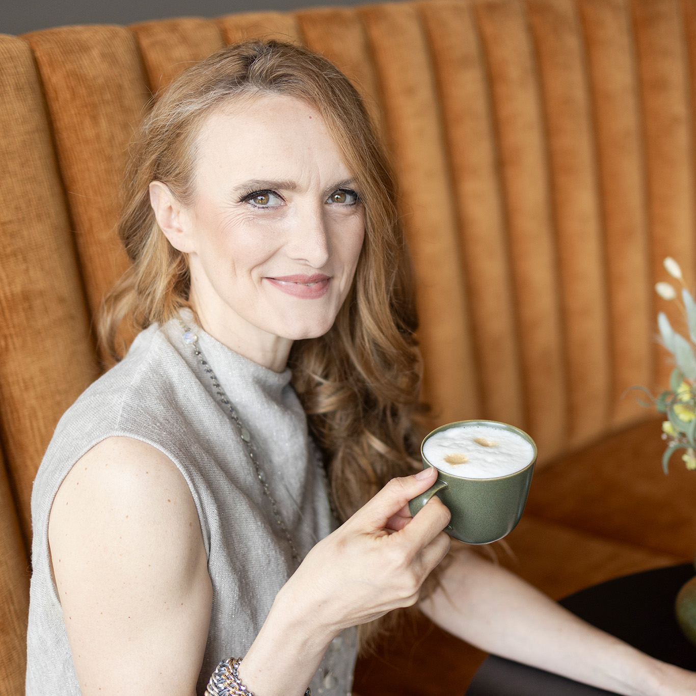 Café-Latte auf einem Tisch — ein ruhiger Moment im Alltag einer Mutter