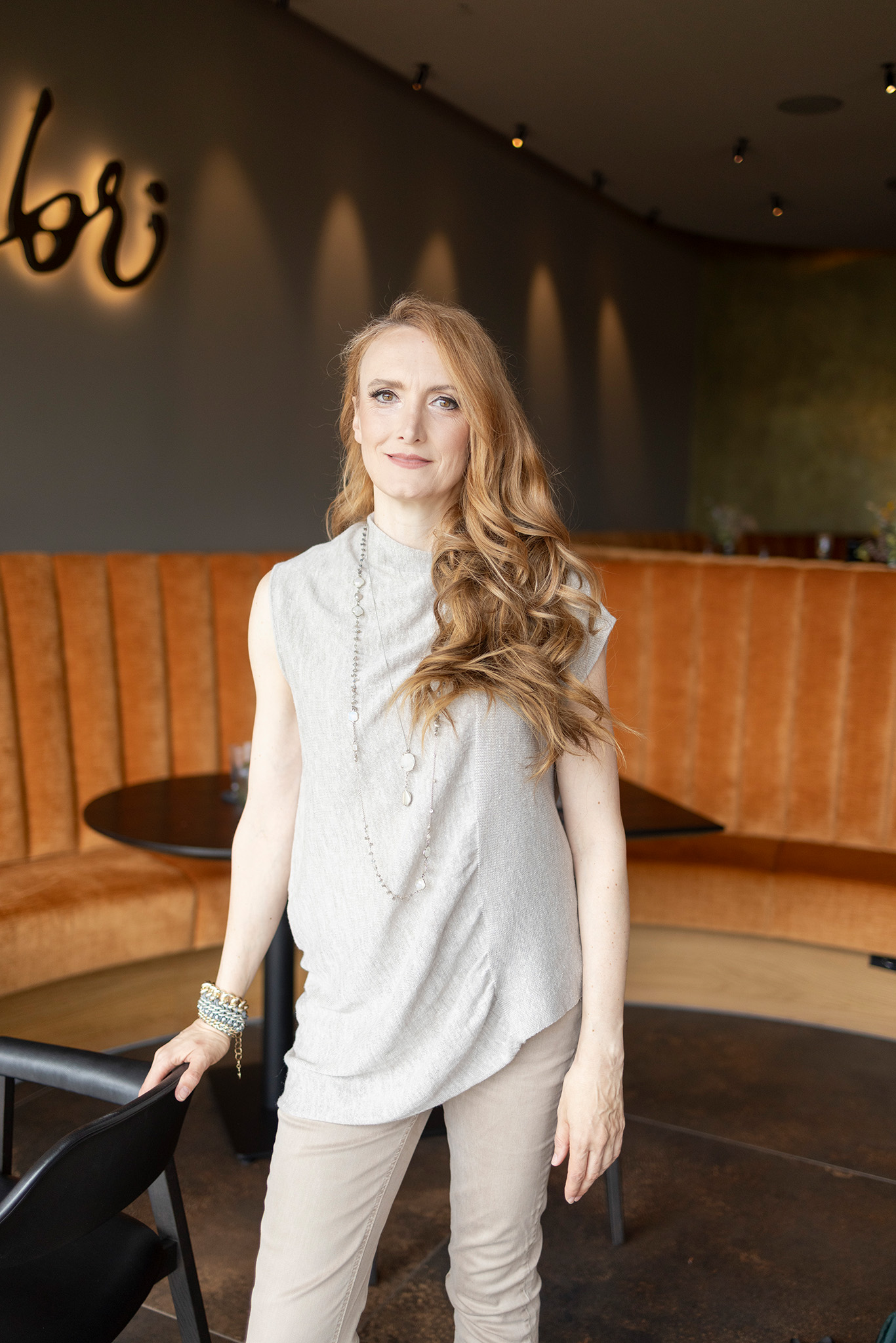 Daniela Zeibig — heute, im Café, stehend
