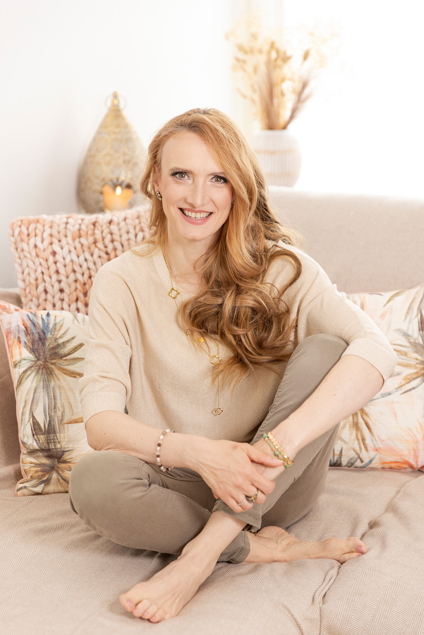 Daniela Zeibig im Gespräch, lächelnd auf dem Sofa — Hypnosetherapeutin für Mütter